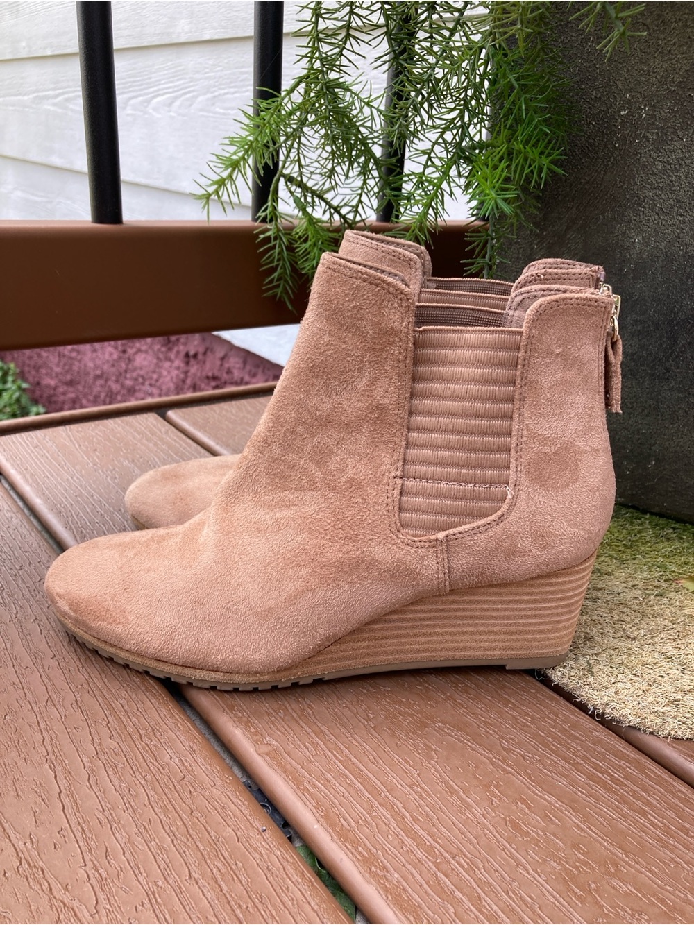 Dr. Scholls Size 8M Critic tan faux suede wedge ankle booties - Picture 2 of 12